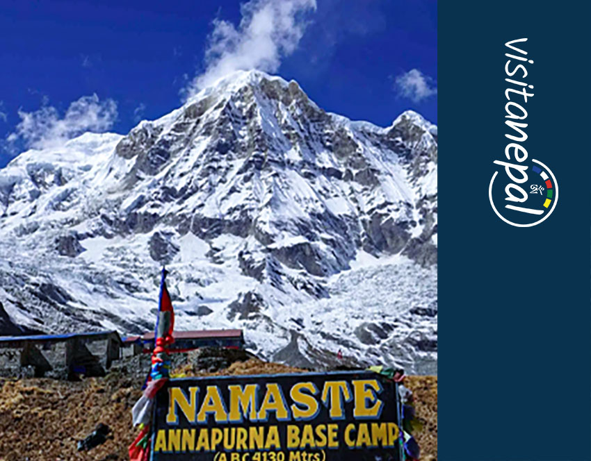 Letrero Annapurna Base Camp frente a la montaña