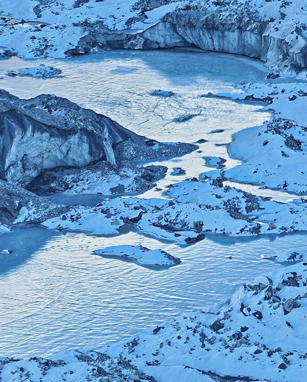 Hielo y nieve entre las laderas del Himalaya