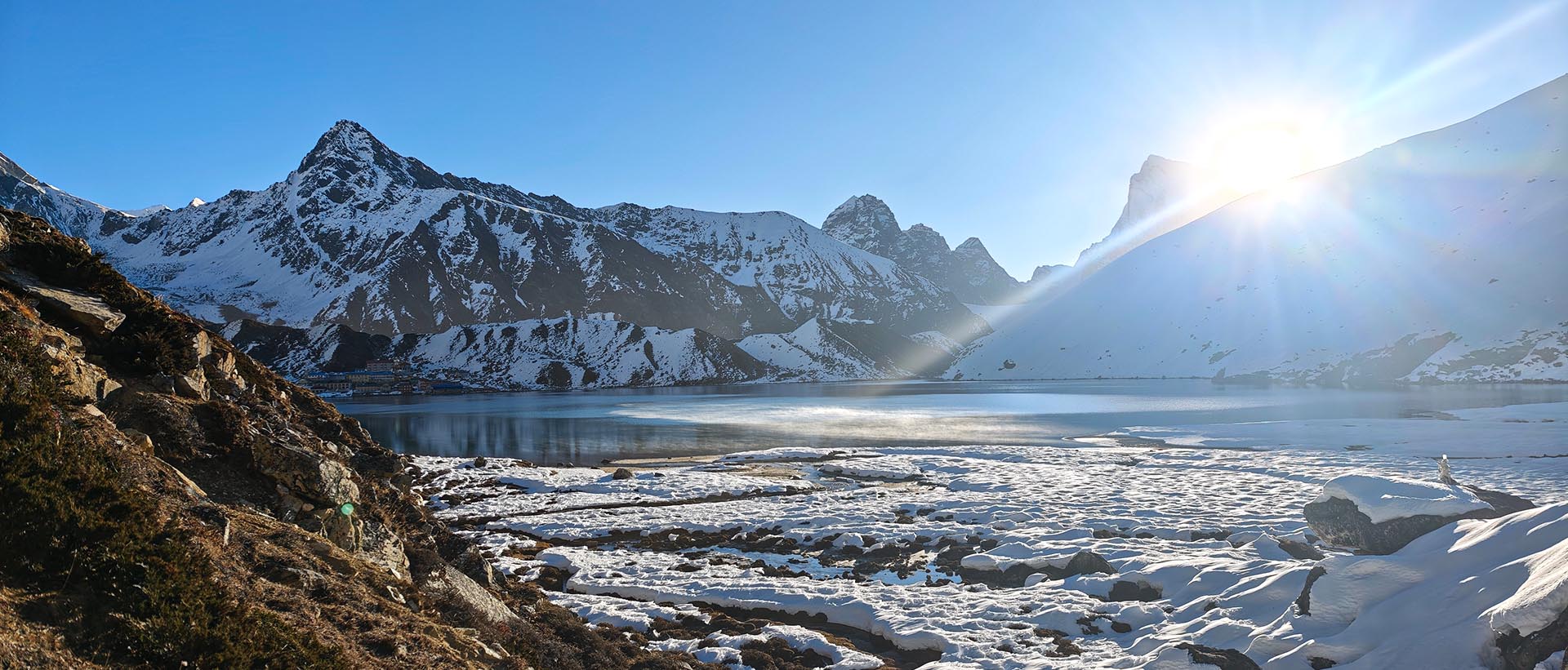 Montañas y lago del Himalaya