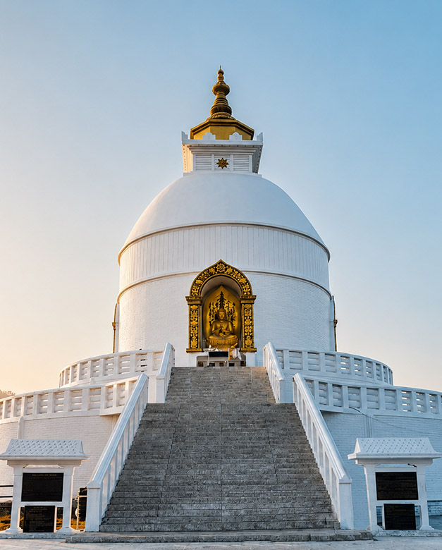 Estupa blanca y escalinata en Pokhara