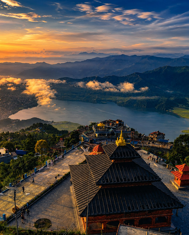 Lago y montañas al amanecer en la región de Pokhara